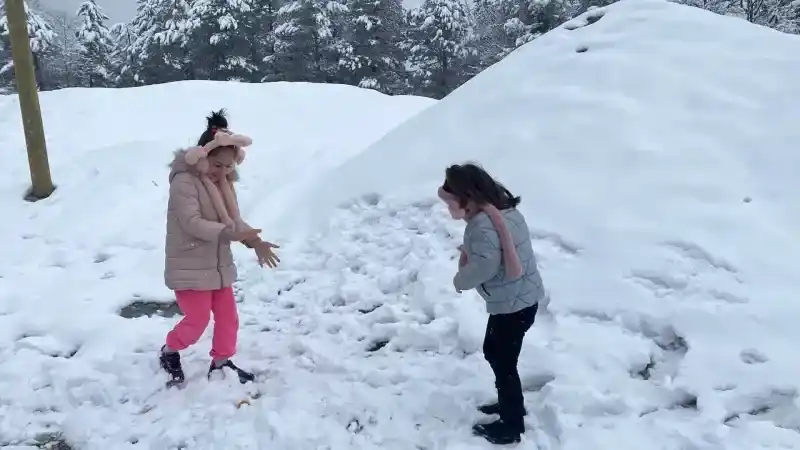 Bolu, Karabük ve Kastamonu başta olmak üzere Batı Karadeniz bölgesi hafta sonu kara teslim oldu